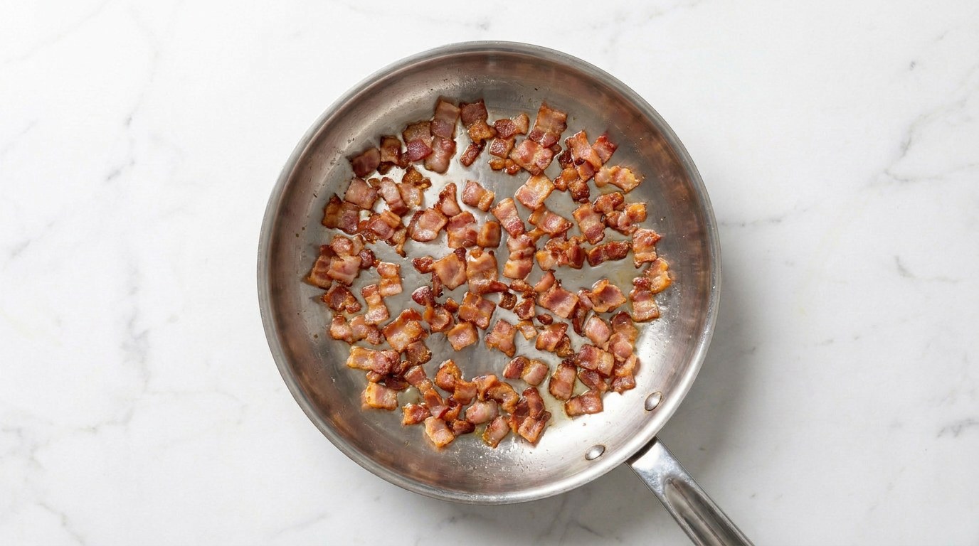 Stap 2: Bak de spekjes knapperig in een koekenpan.