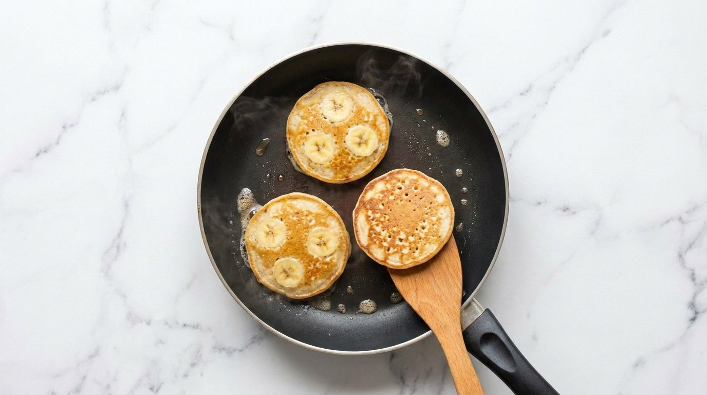 Stap 3: Bak de pannenkoekjes in 2 tot 3 minuten per kant goudbruin en draai ze voorzichtig om.