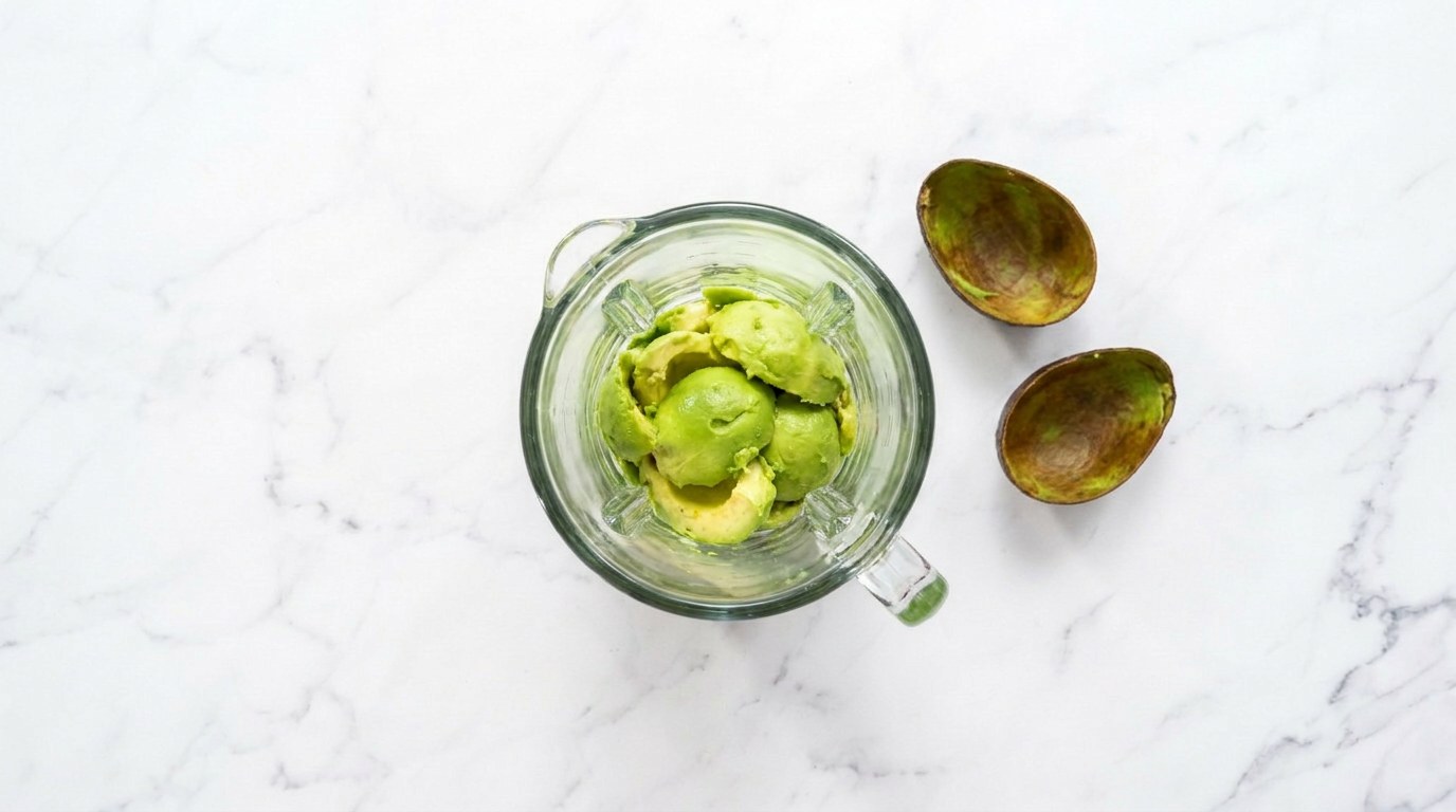 Stap 2: Schep het vruchtvlees van de avocado's in een blender.