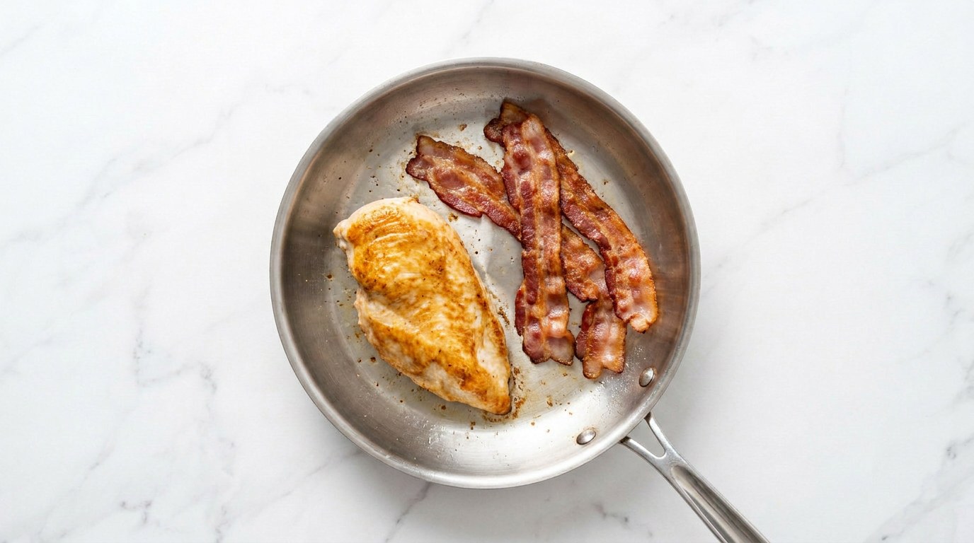 Stap 1: Bak de kipfilet gaar en goudbruin, bak de bacon knapperig en snijd de kip in plakjes.