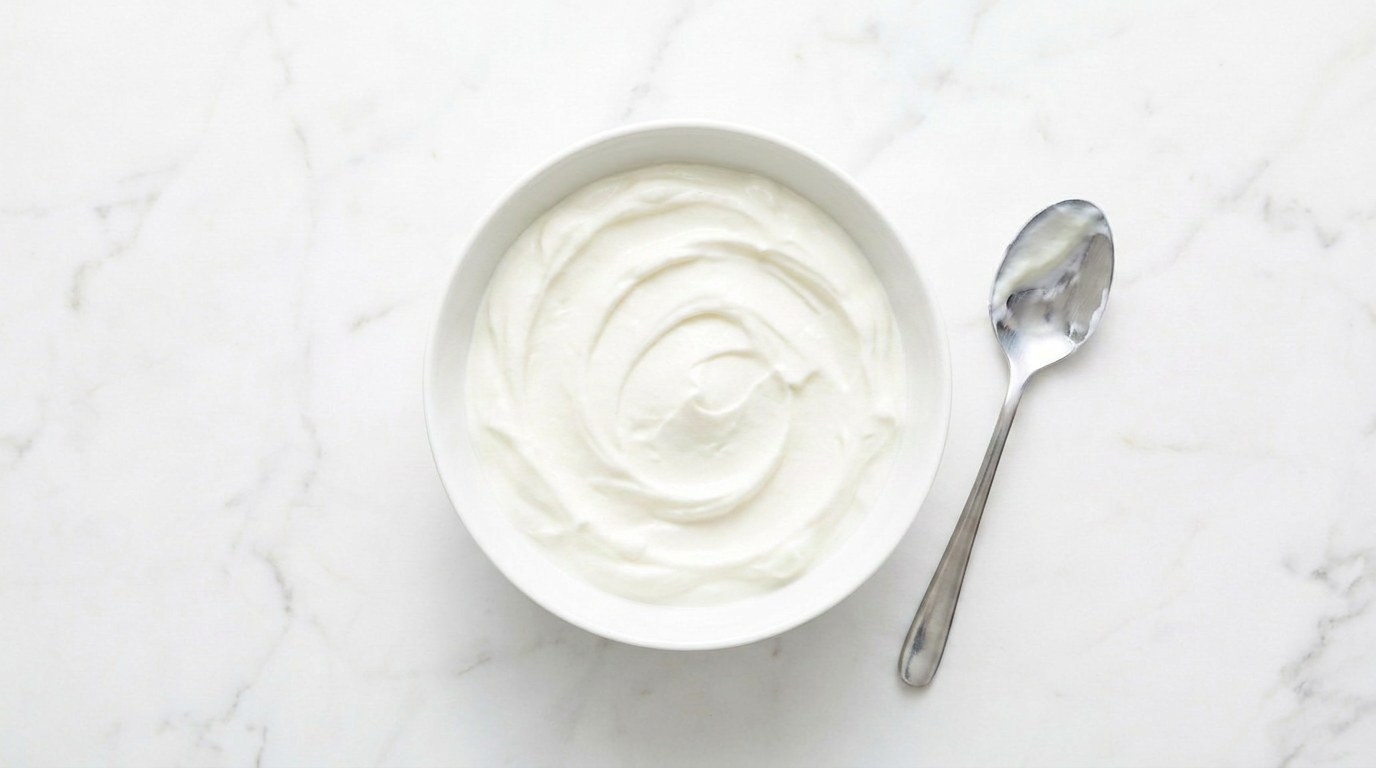 Stap 1: Schep de Griekse yoghurt in een ruime kom en strijk de bovenkant glad.
