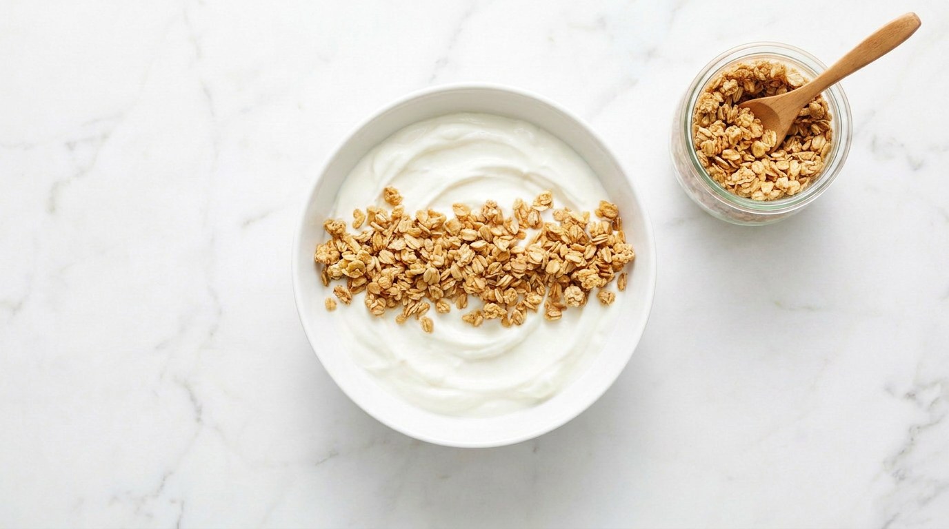 Stap 2: Verdeel de granola in een baan over de yoghurt.