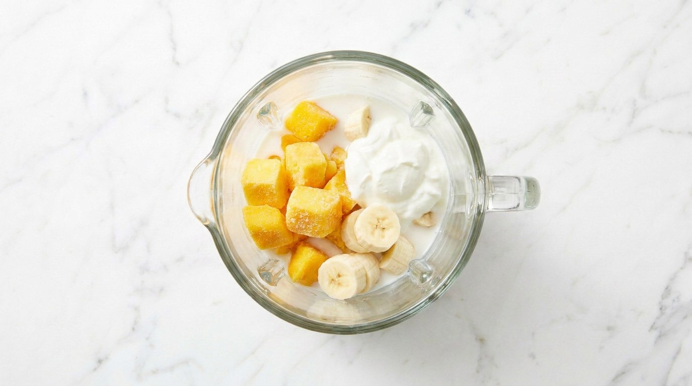 Stap 1: Doe de bevroren mango, banaan, yoghurt en melk in de blender.